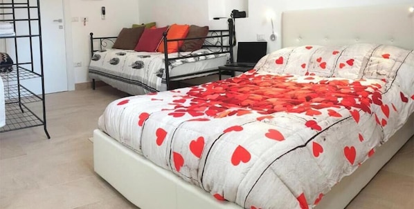 Comfort Twin Room, City View | Down comforters, memory foam beds, desk, soundproofing - Archubintu B&B (Sassari)