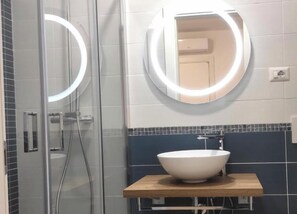 Comfort Triple Room, Balcony, Courtyard View | Bathroom - Archubintu B&B (Sassari)