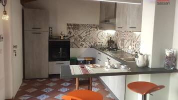 Comfort-Dreibettzimmer, Balkon, Blick auf den Innenhof | Eigene Küche