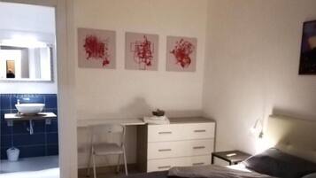 Comfort-Doppelzimmer, Stadtblick | Daunenbettdecken, Betten mit Memory-Foam-Matratzen, Schreibtisch