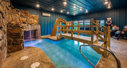 Brand New~Luxury Lodge~Views~Pool~Golf Sim~Hot Tub