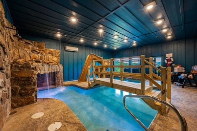 Brand New~Luxury Lodge~Views~Pool~Golf Sim~Hot Tub