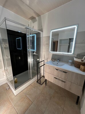 Shower, hair dryer, towels, shampoo - Gite for 15p at the foot of Mont Ventoux_Lacets du Ventoux (Beaumont-du-Ventoux)