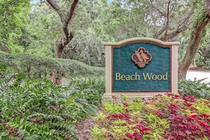 Property grounds - 2039 - Beachwood Sanctuary: Cozy Walk-to-Beach Villa (Fernandina Beach)