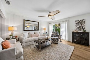 TV, books - 2039 - Beachwood Sanctuary: Cozy Walk-to-Beach Villa (Fernandina Beach)