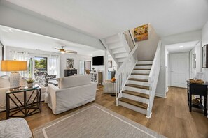 TV, books - 2039 - Beachwood Sanctuary: Cozy Walk-to-Beach Villa (Fernandina Beach)