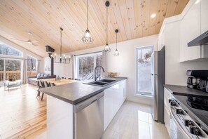 Fridge, microwave, oven, stovetop - Spa & Foosball | Le WKD (Saint-Philémon)
