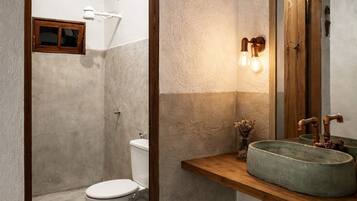 Douche, serviettes fournies, savon, papier toilette