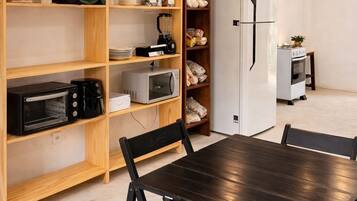Frigobar, micro-ondas