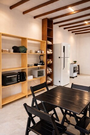 Frigorífico pequeño y microondas