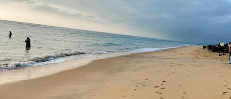 Beach nearby, white sand, beach bar