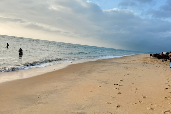 Beach nearby, white sand, beach bar