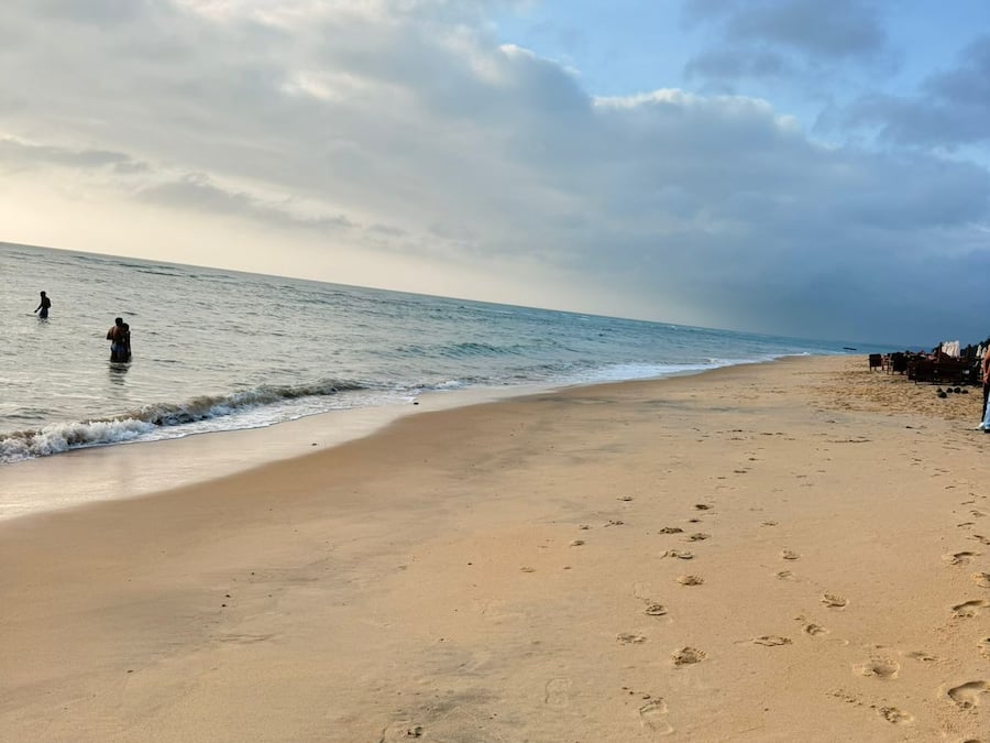 Tæt på stranden, hvidt sand, strandbarer