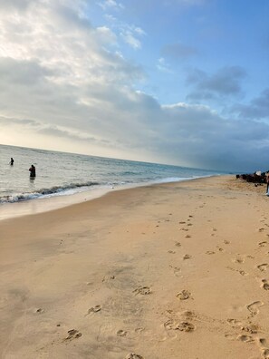 Beach nearby, white sand, beach bar - Pousada Vila Terrar (Porto Seguro)
