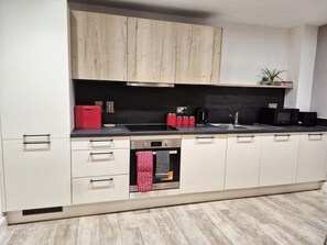 Kühlschrank, Mikrowelle, Ofen, Herdplatte