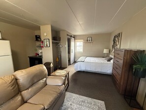 1 bedroom, free WiFi, bed sheets - #1 studio with AC in Sheldon (Sheldon)