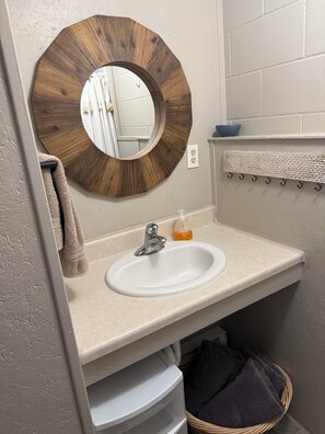 Shower, towels, toilet paper - #1 studio with AC in Sheldon (Sheldon)