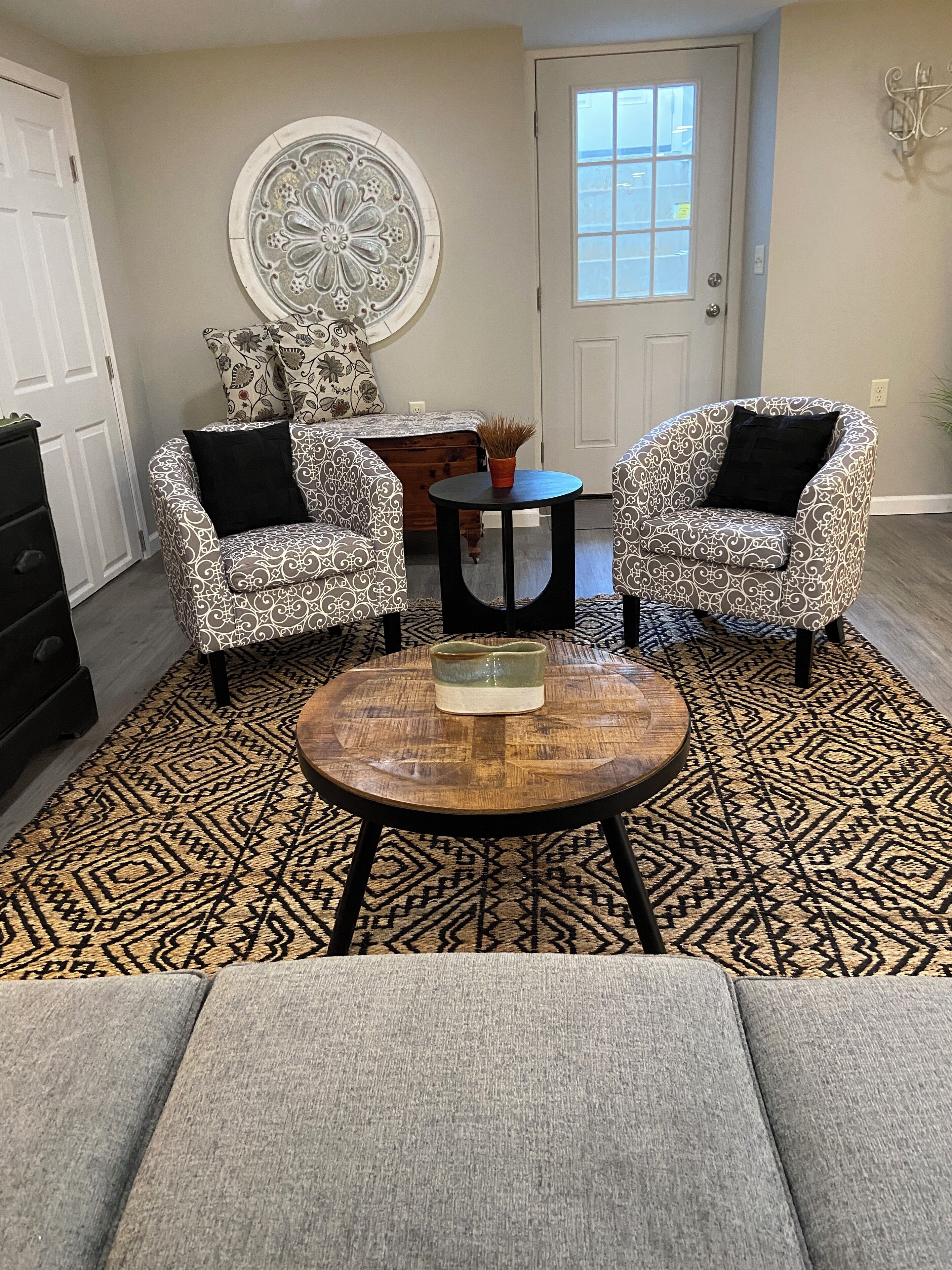 TV connectée, cheminée, livres