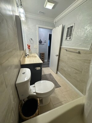 Towels, toilet paper -  Comfortable centraly located  home - 2-bedroom house with AC in Melbourne (Melbourne)
