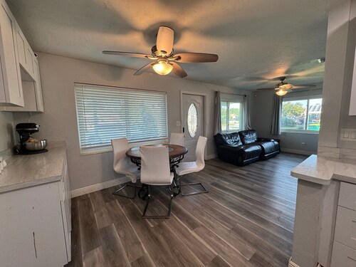  Comfortable centraly located  home - 2-bedroom house with AC in Melbourne