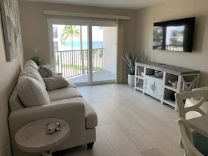 Living area - ON THE BEACH - SPECTACULAR SUNSETS (Fort Myers Beach)