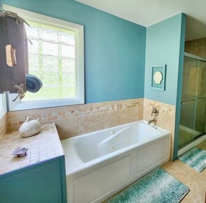 Jetted bath, hair dryer, towels, soap - Stay at Riptide Retreat- Charming Getaway (Ocean Pines)