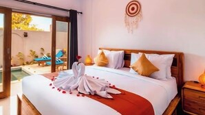 Habitación de hotel con cama, cabecera de madera, mesita de noche y vistas a un área de piscina al aire libre.