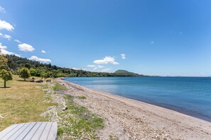 Beach - Kereru View - Lake Taupo Holiday Home (Pukawa)