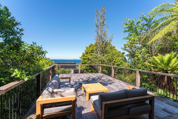 Terrace/patio - Kereru View - Lake Taupo Holiday Home (Pukawa)