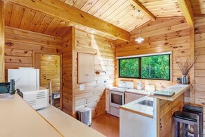 Refrigerador, microondas, tostadora y utensilios de cocina 