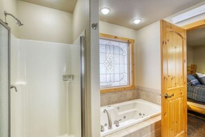 Douche, sèche-cheveux, serviettes fournies