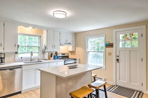 Private kitchen - Spacious 4-bedroom house a quick walk to the town beach & Grey Rocks Trails (Hebron)
