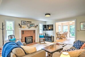 Smart TV - Spacious 4-bedroom house a quick walk to the town beach & Grey Rocks Trails (Hebron)