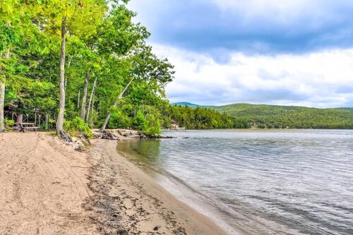 Spacious 4-bedroom house a quick walk to the town beach & Grey Rocks Trails