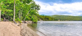 Spacious 4-bedroom house a quick walk to the town beach & Grey Rocks Trails