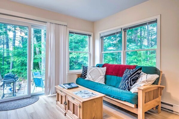 Smart TV - Spacious 4-bedroom house a quick walk to the town beach & Grey Rocks Trails (Hebron)