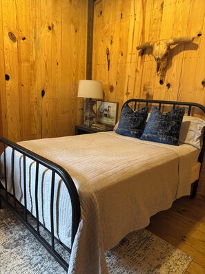 Room - Cozy 3-bedroom cabin on a horse ranch where tranquility meets rustic charm! (Walnut)