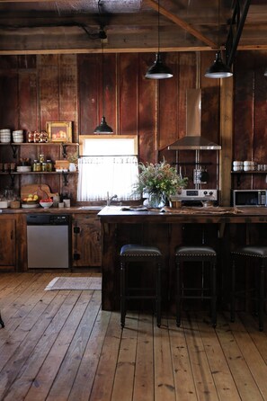 Private kitchen - Cozy 3-bedroom cabin on a horse ranch where tranquility meets rustic charm! (Walnut)