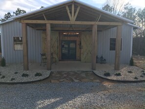 Exterior - Cozy 3-bedroom cabin on a horse ranch where tranquility meets rustic charm! (Walnut)