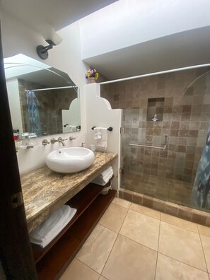 Bathroom - Villa in Santa Inés condominium, a few meters from the entrance to Antigua Guatemala. (Santa Inés del Monte Pulciano)