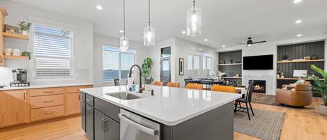 ثلاجة، ميكروويف، فرن، موقد طهي مسطح