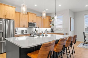 ثلاجة، ميكروويف، فرن، موقد طهي مسطح