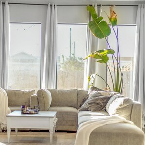 Living area - Modern sanctuary with ample natural lightening, close to all the action (Houston)