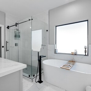 Hair dryer, towels, soap, toilet paper - Modern sanctuary with ample natural lightening, close to all the action (Houston)