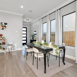 Dining - Modern sanctuary with ample natural lightening, close to all the action (Houston)