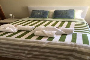 Tabla de planchar con plancha, wifi y ropa de cama 