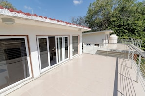 Standard Room, Balcony | Terrace/patio - Casa Surf Soak - 200Mbps WiFi (El Gigante)