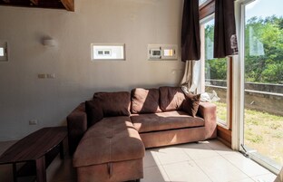 Standard Room, Balcony | Living area