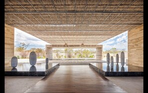 Una piscina al aire libre