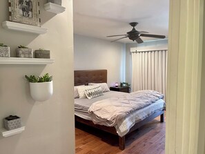 Iron/ironing board, WiFi, bed sheets - SD Home for families & pets; UCSD LaJolla 805 & I-5 (San Diego)